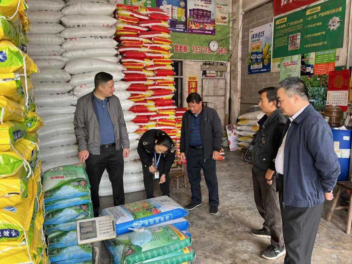 护航春耕 保障质量——桥圩供销社联合港南区市场监督管理局开展春季农资专项检查行动