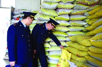 红盾护农行动 严查化肥销售乱象，护航春耕生产安全